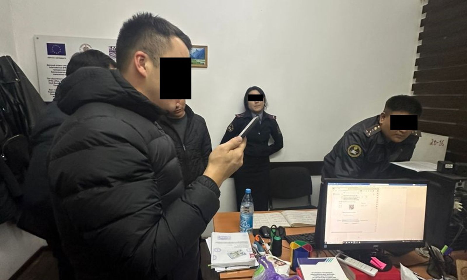 Пара талап кылган жана сойкулукту колдоого алган шаардык милиция кызматкерлери кармалды