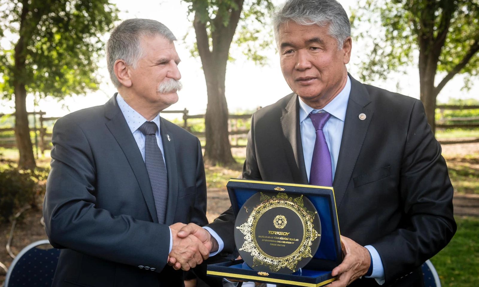 Будапештте улуу манасчы Саякбай Каралаевдин айкели орнотулду