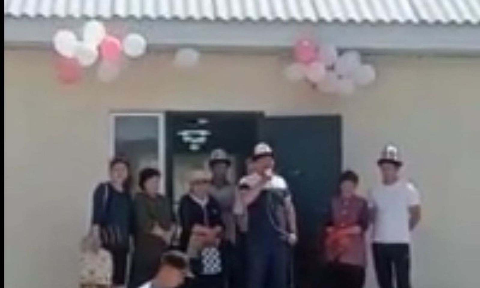 Таласта 20 жылдык бүтүрүүчүлөр маркум классташынын апасына үй салып беришти