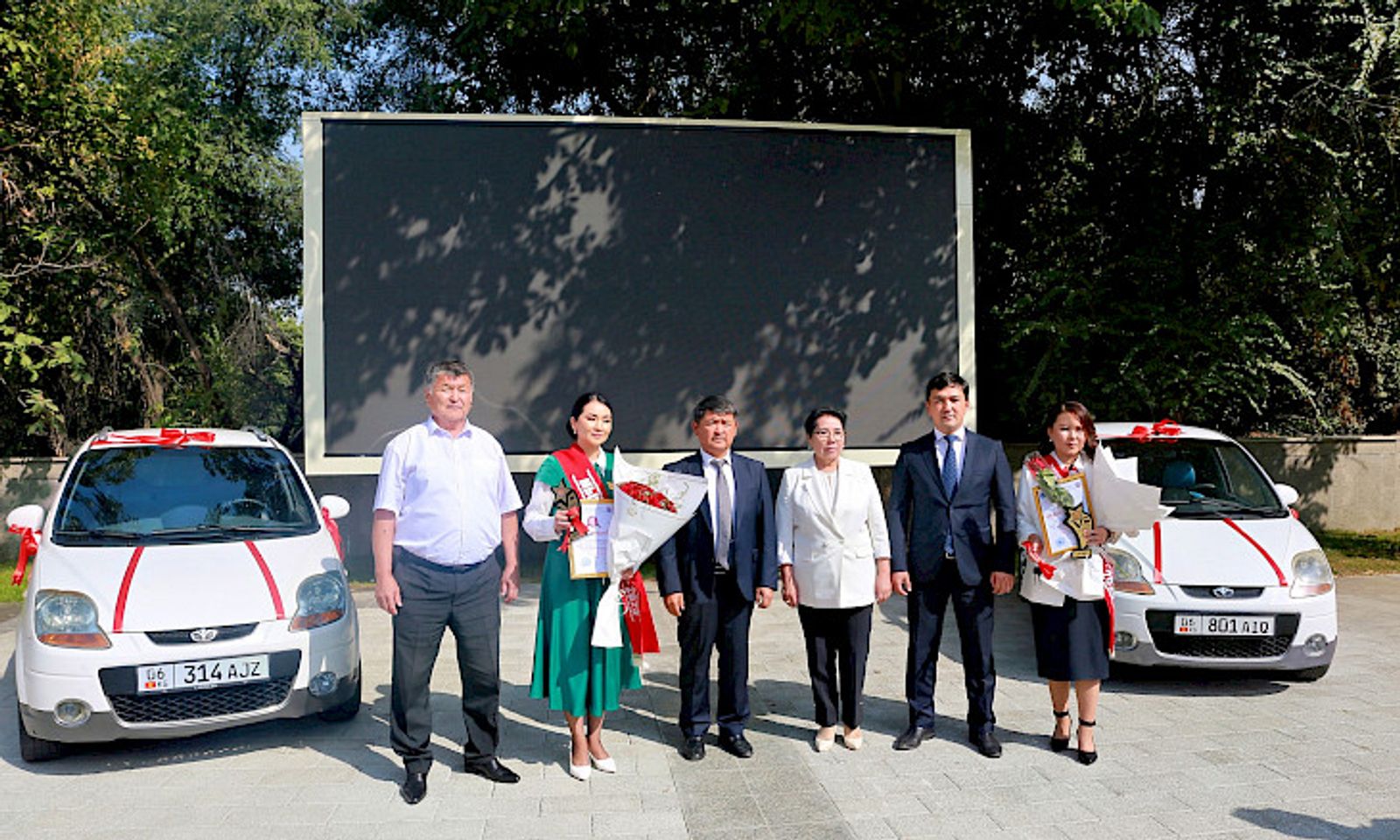 Ошто «Жылдын мыкты мугалими жана тарбиячысы» конкурсунун жеңүүчүлөрүнө автоунаалар тапшырылды