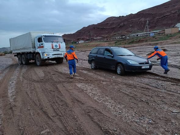 Селден улам жолдо тыгылып калган унаалар эвакуацияланды