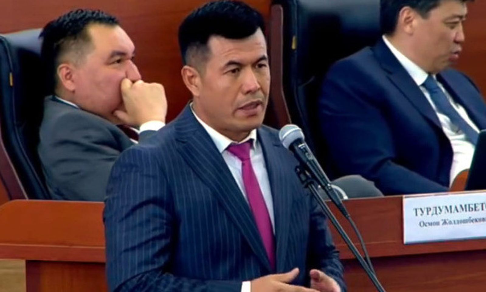 Депутат Өмүрбек Бакиров депутаттык мандатынан ажырады