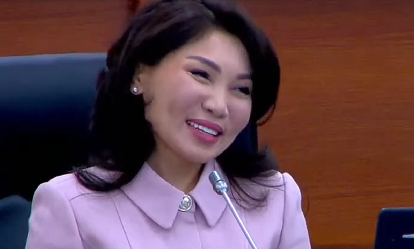 «Бүгүн дагы туулган күндү чоогуу белгилейт окшойбуз». Жапаров Сурабалдиеваны куттуктады