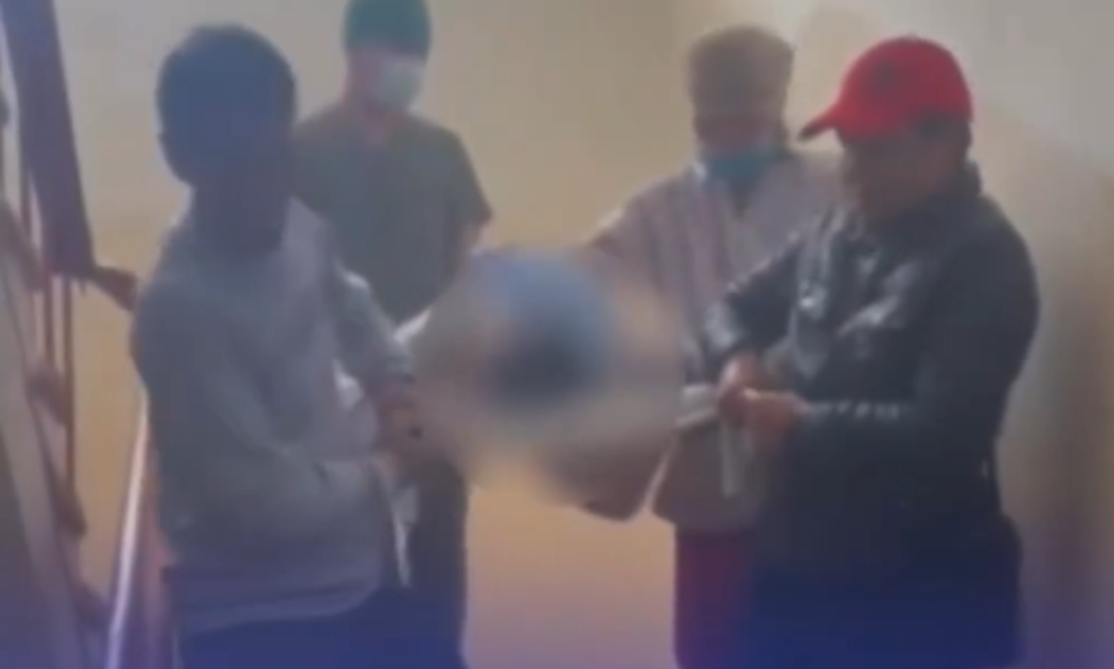 Депутат ооруканада лифт иштебей, бейтапты тепкичтен көтөрүп түшүшкөнүн айтты