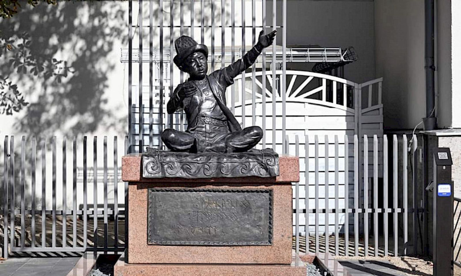 Берлин шаарында “Бала Манасчы” айкели расмий ачылды