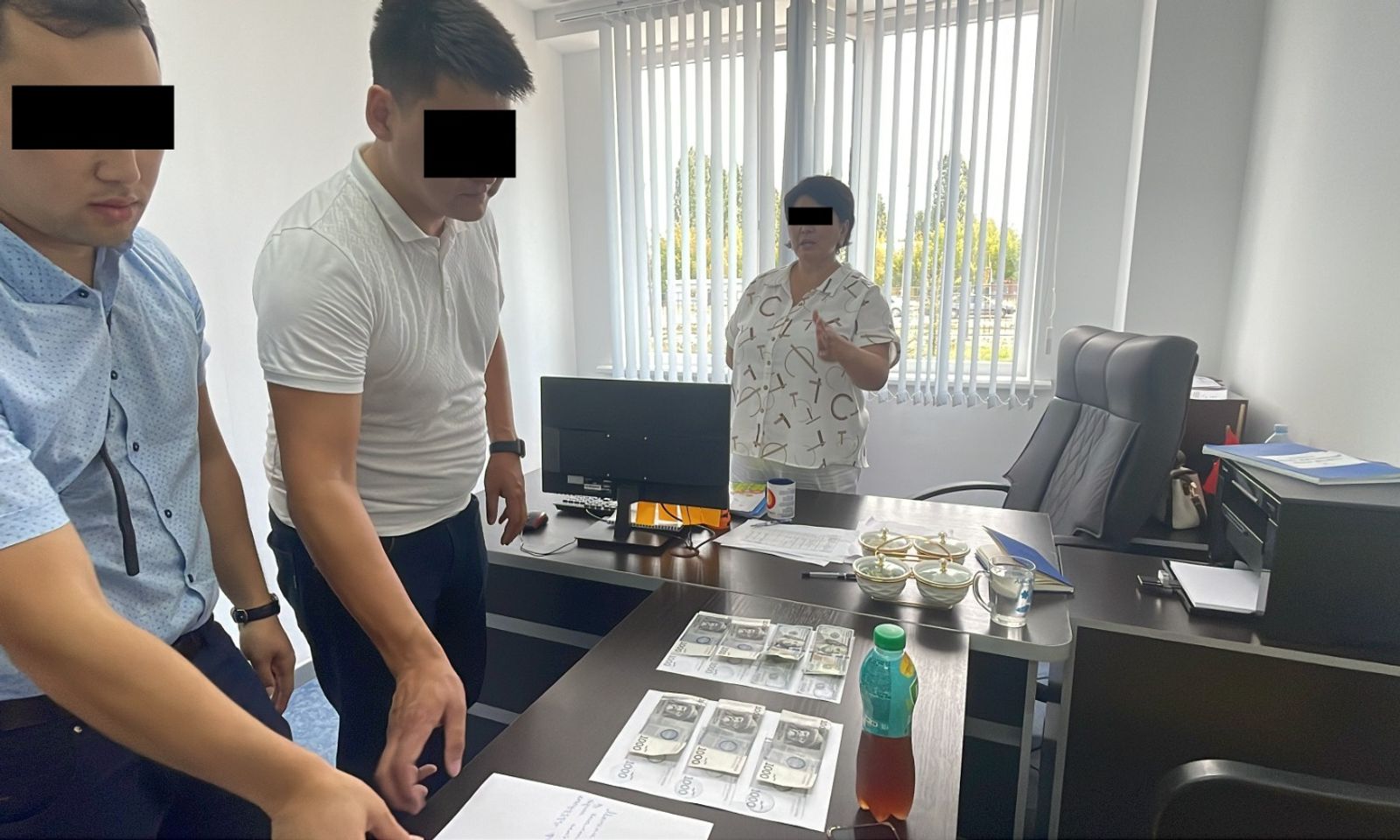 «Балаңды мектепке киргизбейм». Бишкекте мектептин директору пара менен кармалды