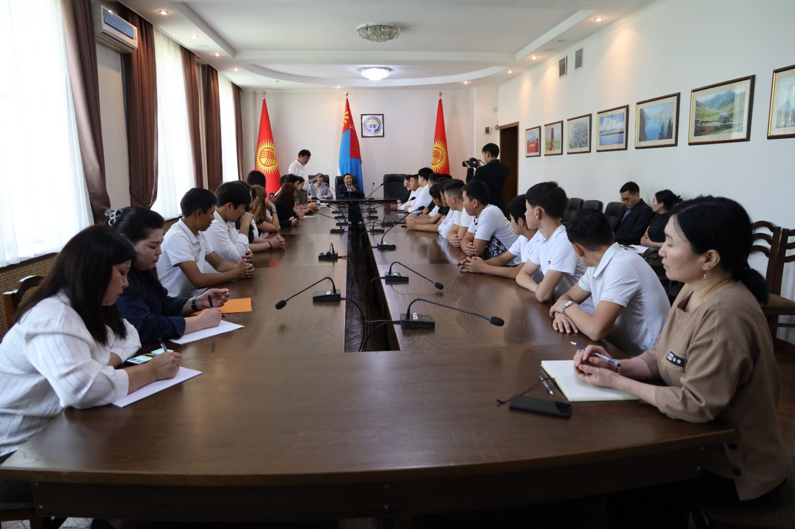 КОРРУПЦИЯГА КАРШЫ ТҮШҮНДҮРҮҮ ИШТЕРИ ЖҮРГҮЗҮЛДҮ