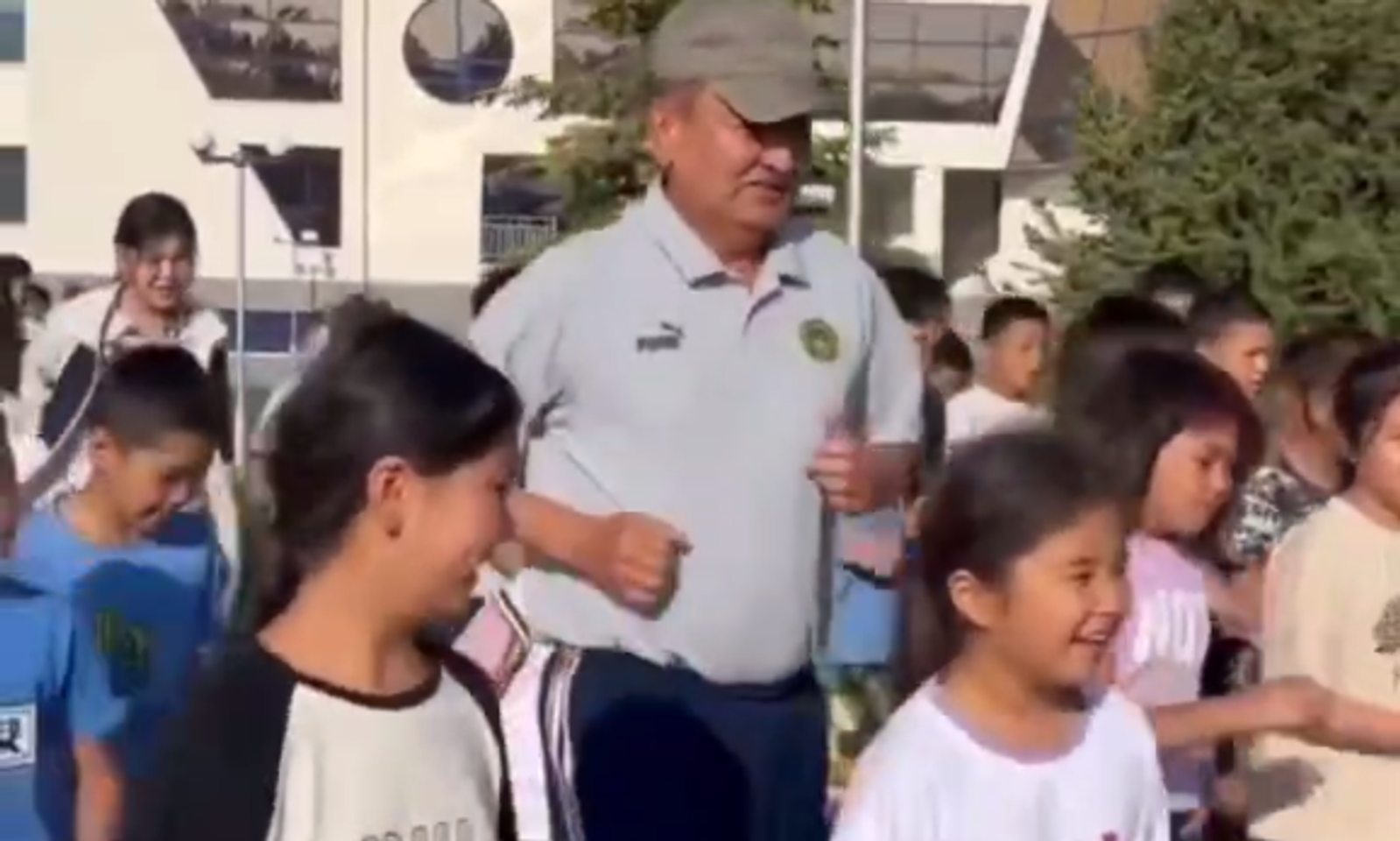 ВИДЕО-Бейшеналиев балдар менен кошо чуркап, көнүгүү жасоодо