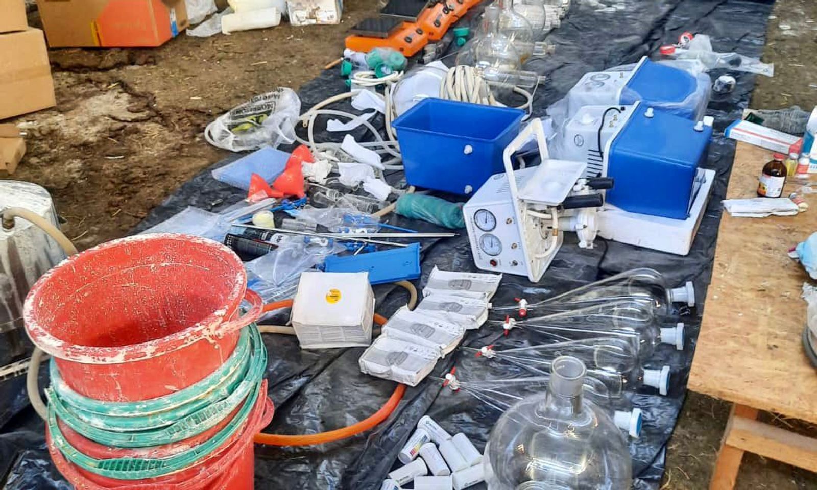 Аламүдүндө 3 килограмм 790 грамм «Мефедрон» психотроптук заттар жана 425 кг ашык прекурсорлор табылды