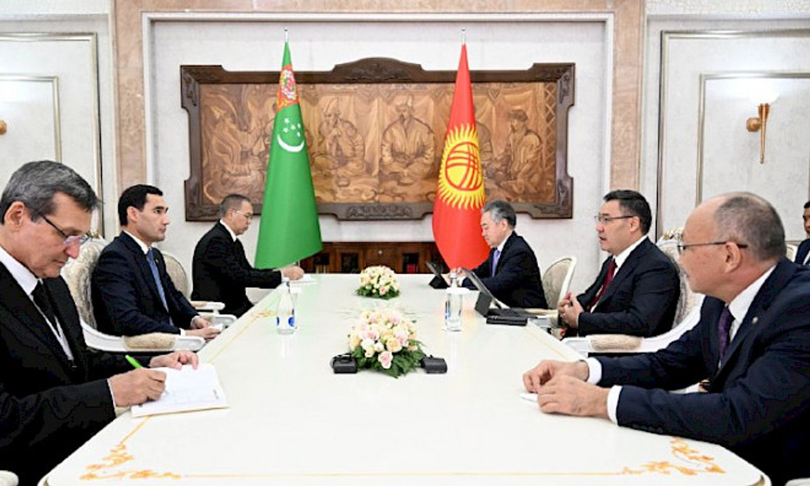 Садыр Жапаров Түркмөнстандын президенти менен сүйлөшүүлөрдү өткөрдү
