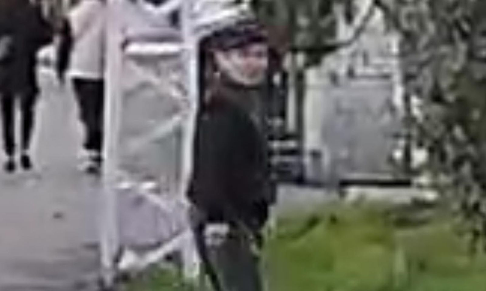 Бишкекте 15 жаштагы кызды көчөдө зордуктоого аракет кылган киши изделүүдө