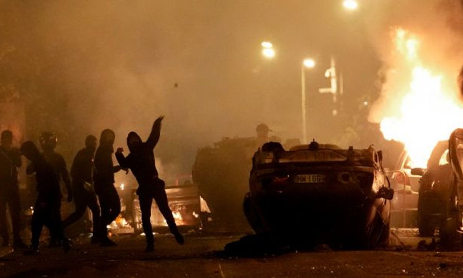 Францияда башаламандыктын бешинчи түнүндө 700дөн ашуун киши кармалды