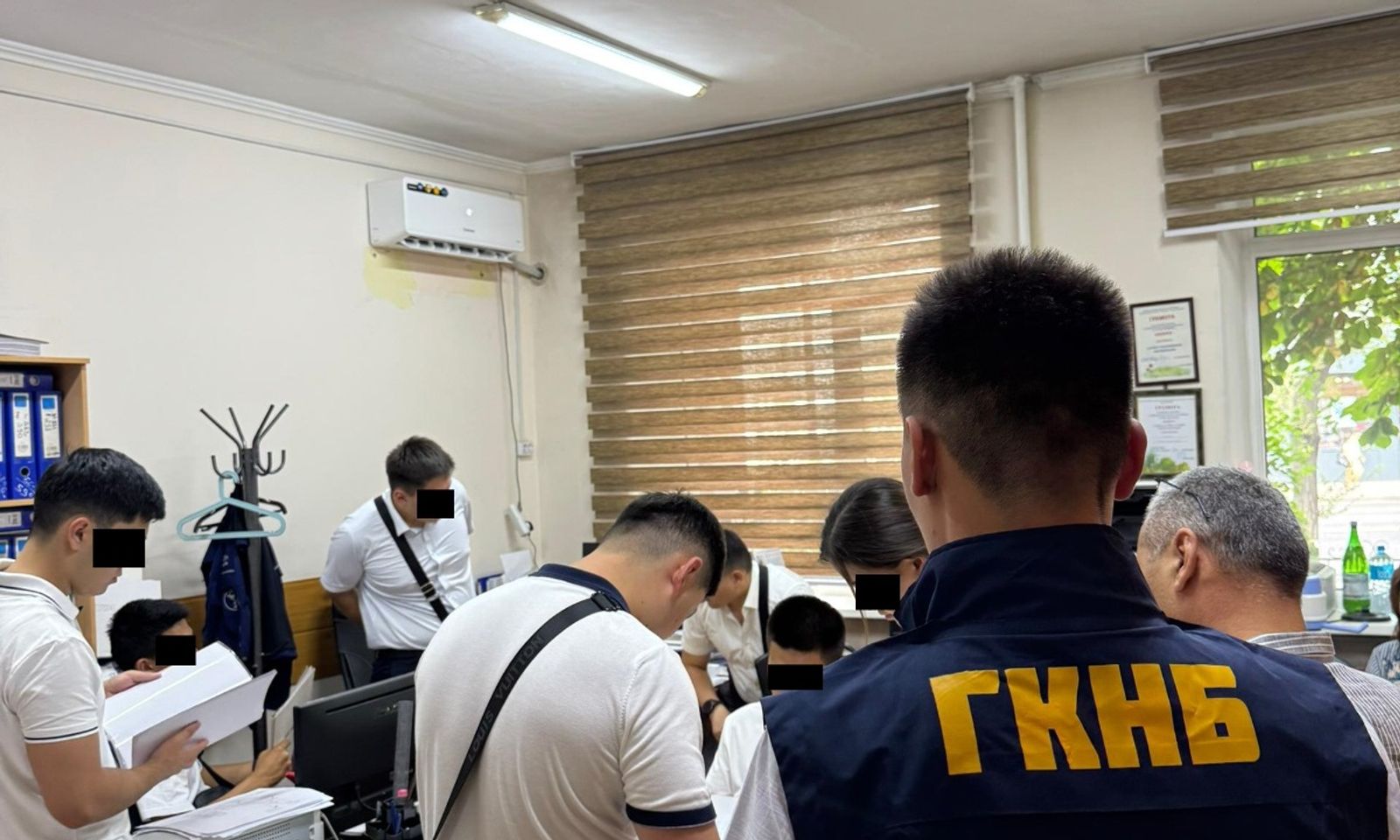 Бишкек шаардык Мамлекеттик санитардык-эпидемиологиялык көзөмөлдөө борборунун санитардык дарыгери жарандардан системалуу түрдө акча каражаттарын опузалагандыгы үчүн кармалды