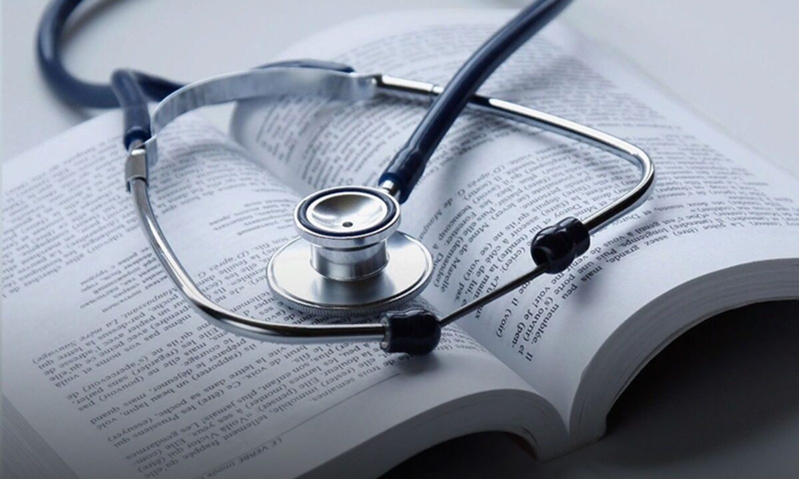 Кыргыз Республикасынын Президенти Садыр Жапаров “Саламаттык сактоо маселелери боюнча Кыргыз Республикасынын айрым мыйзам актыларына өзгөртүүлөрдү киргизүү жөнүндө” Кыргыз Республикасынын Мыйзамына кол койду