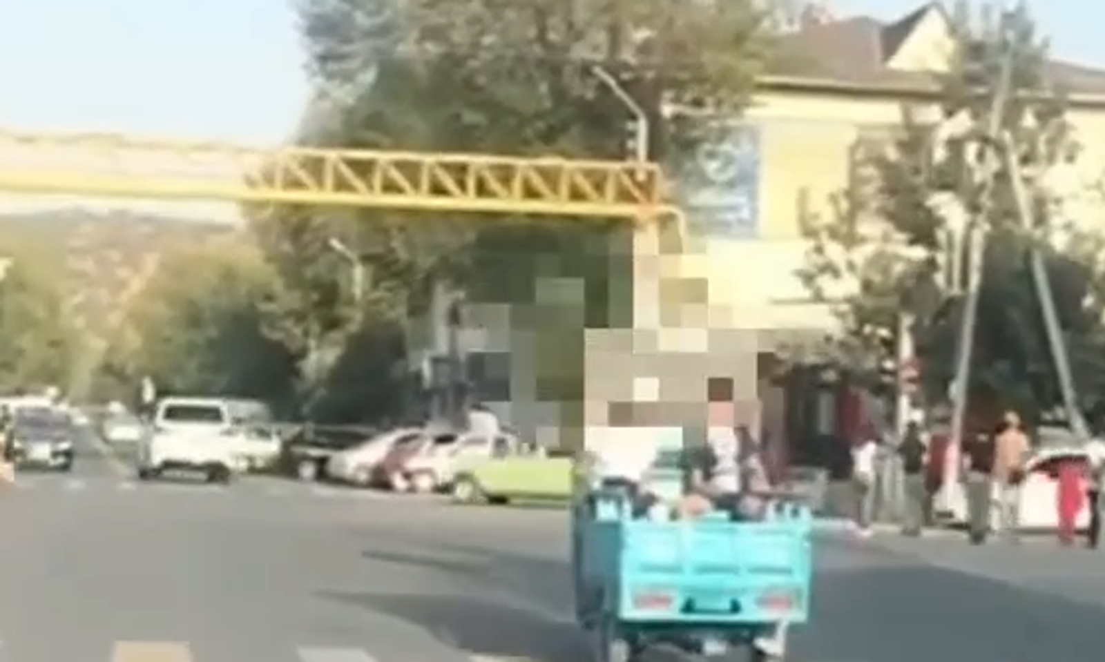 Жалал-Абадда мотороллердин артына эки жаш баланы салып бара жаткан айдоочунун видеосу тарады