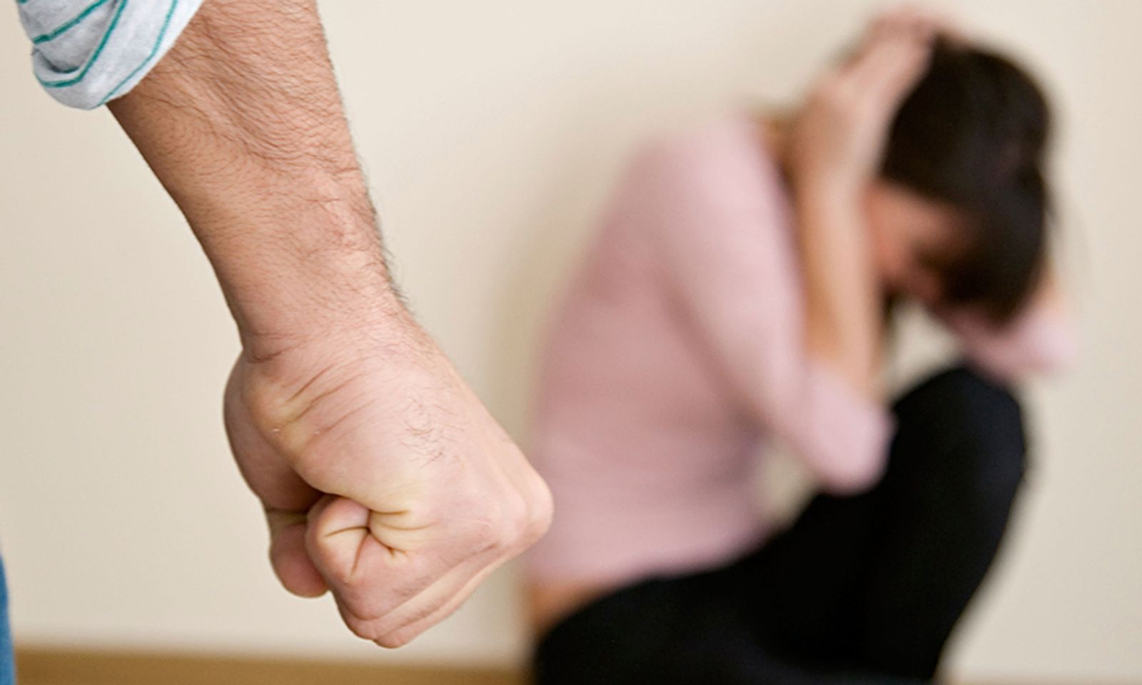 Кара-Сууда киши аялы менен 13 жашар кызын сабап салган