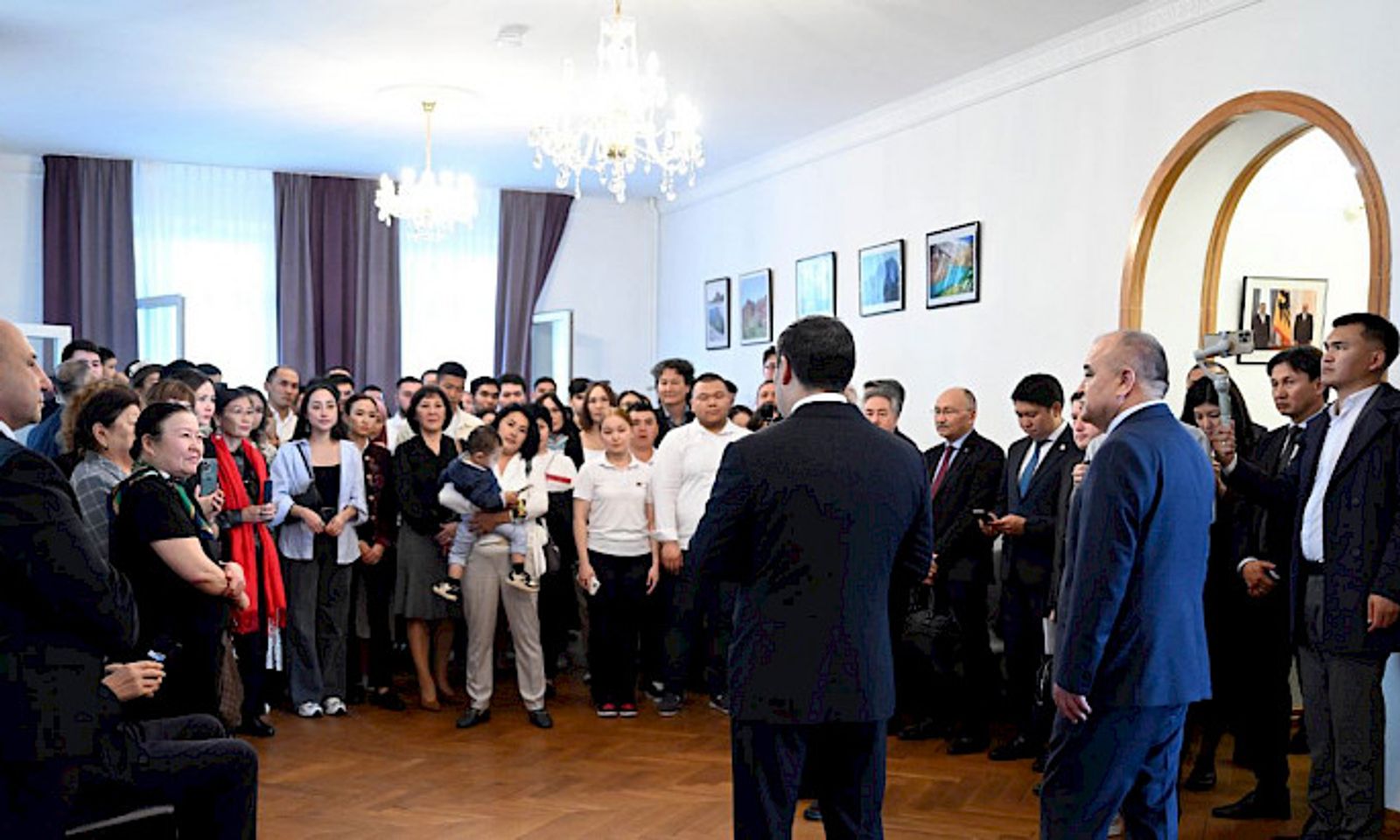 Президент Берлинде Германиядагы кыргыз диаспорасынын өкүлдөрү менен жолугушту