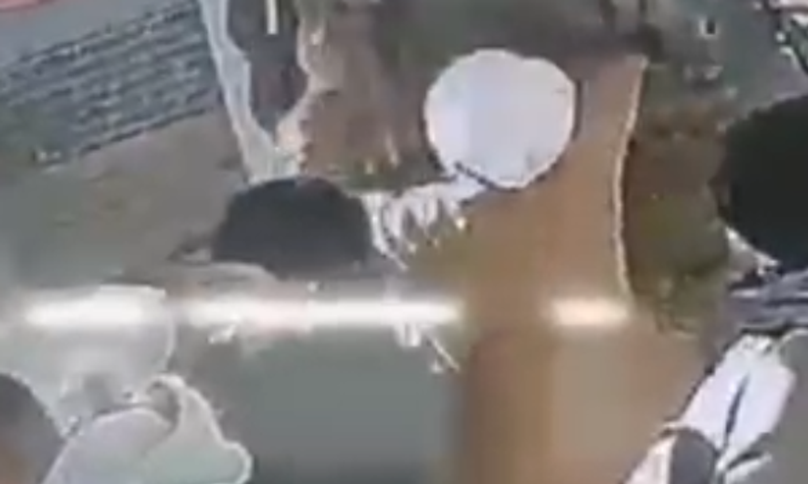 Кезек талаша кетишкен. Нарындагы кызды урган жаран үн катты