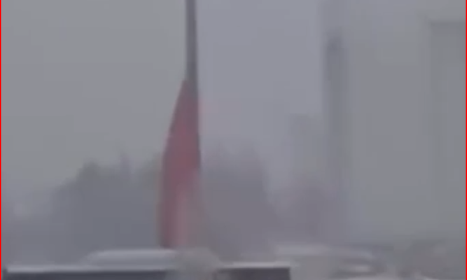 «Ала-Тоо» аянтында желек түшүрүлдү. Себеби