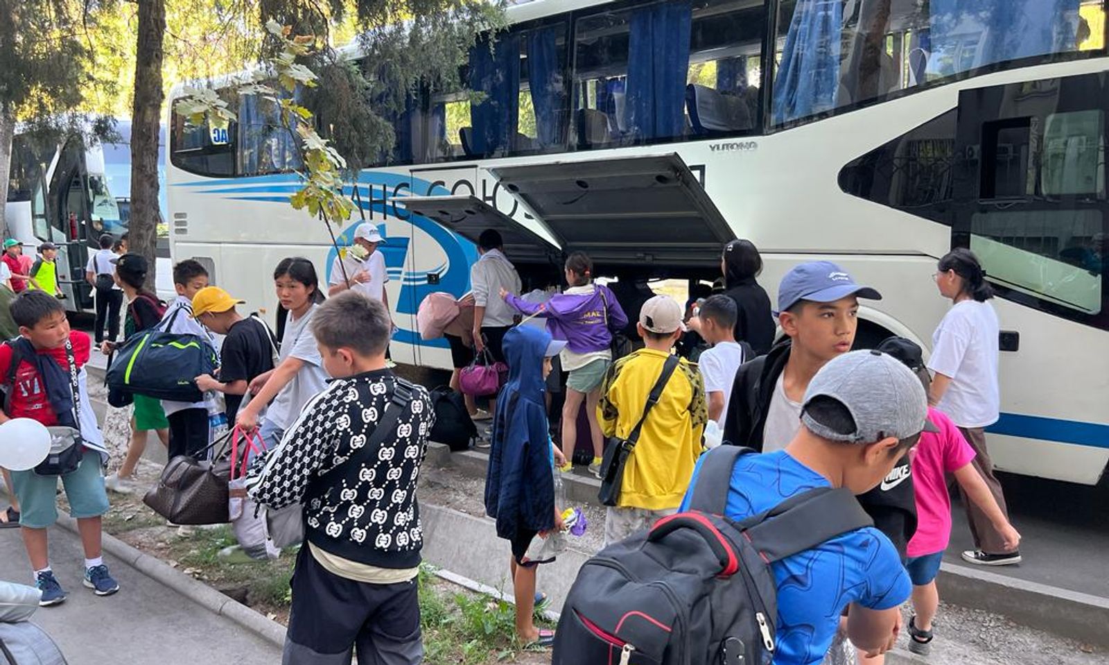 Жаш бишкектиктер Ысык-Көлдө эс алышты