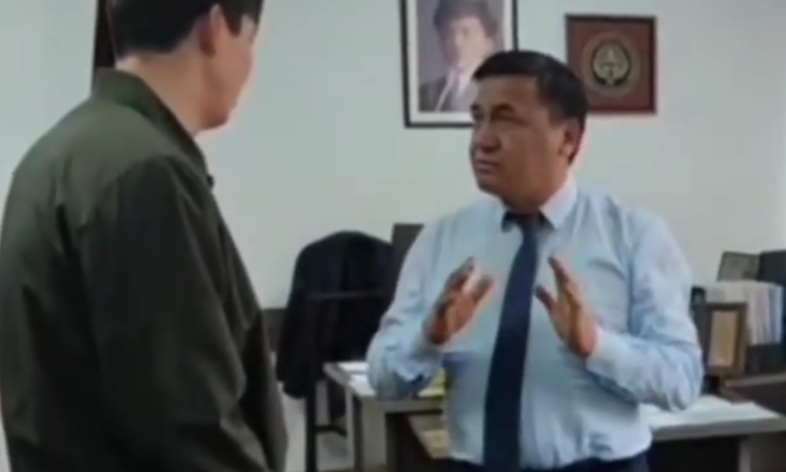 «Мыйзамды сыйлаңыз! Кабыл алыңыз». Министр менен депутаттын кайым айтышкан видеосу тарады