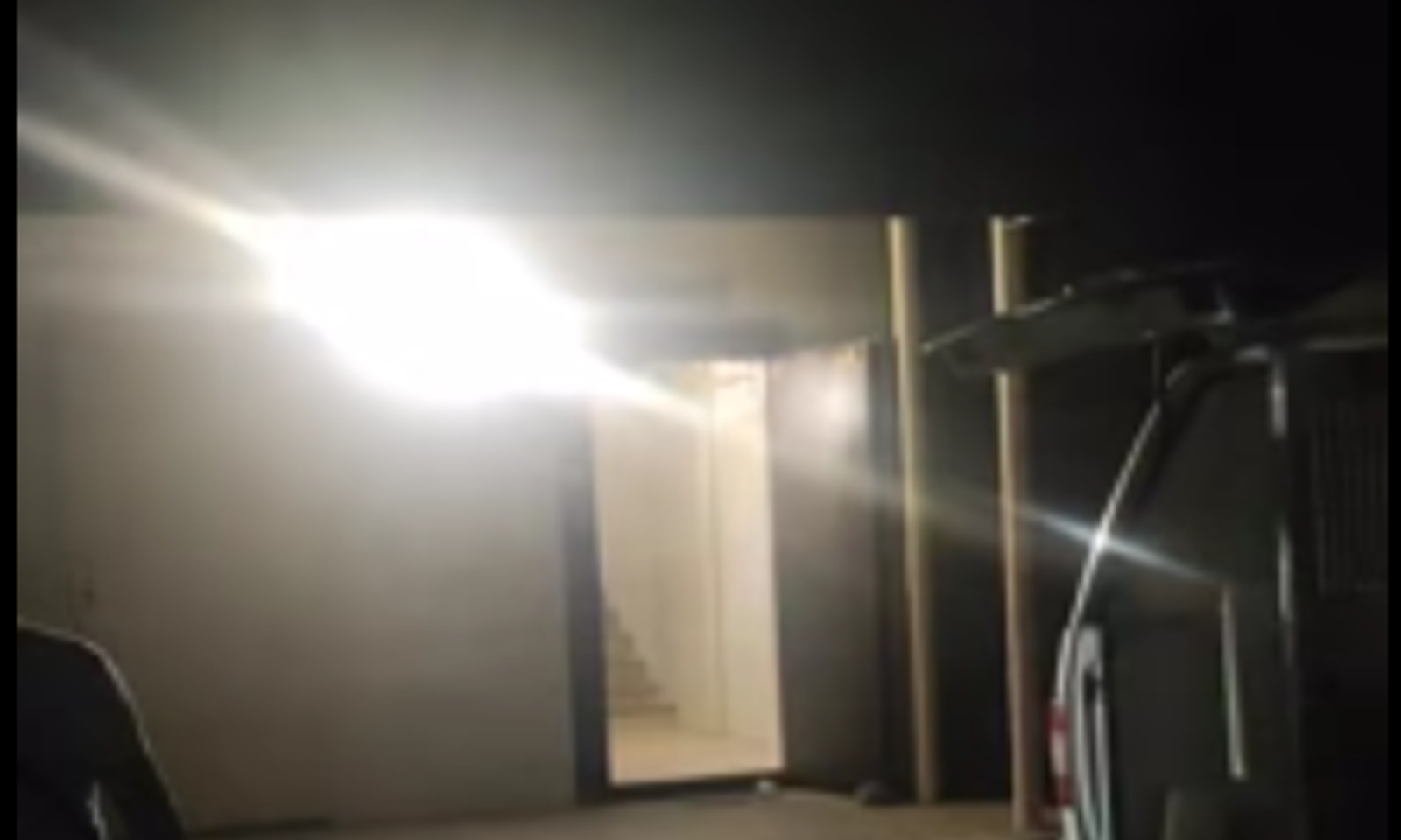 Алматыда кыргыз келин эки кызынын көзүнчө асынып алган