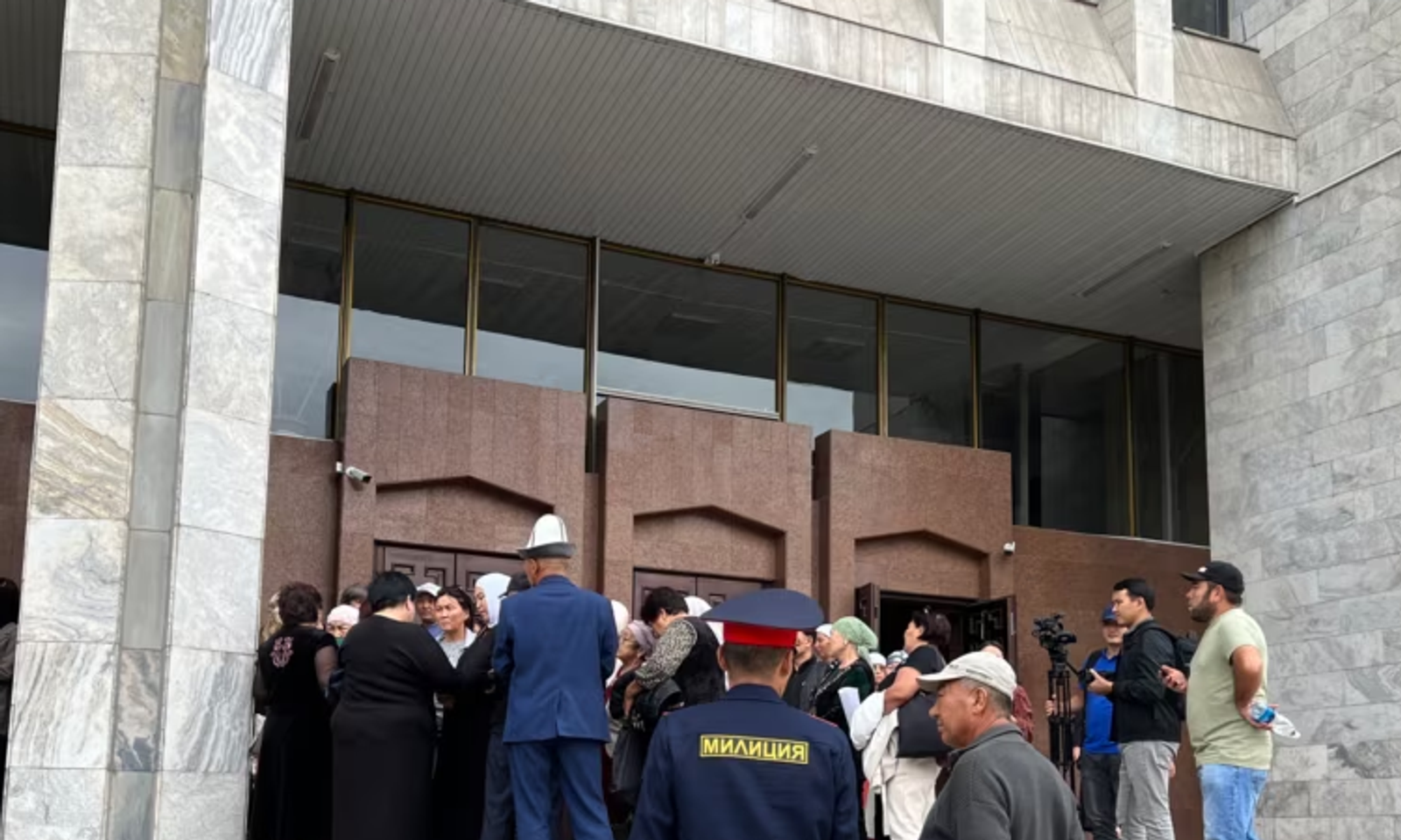 Орус абагындагы балдарын экстрадициялоону сурангандар Жогорку Кеңеш алдына чогулушту