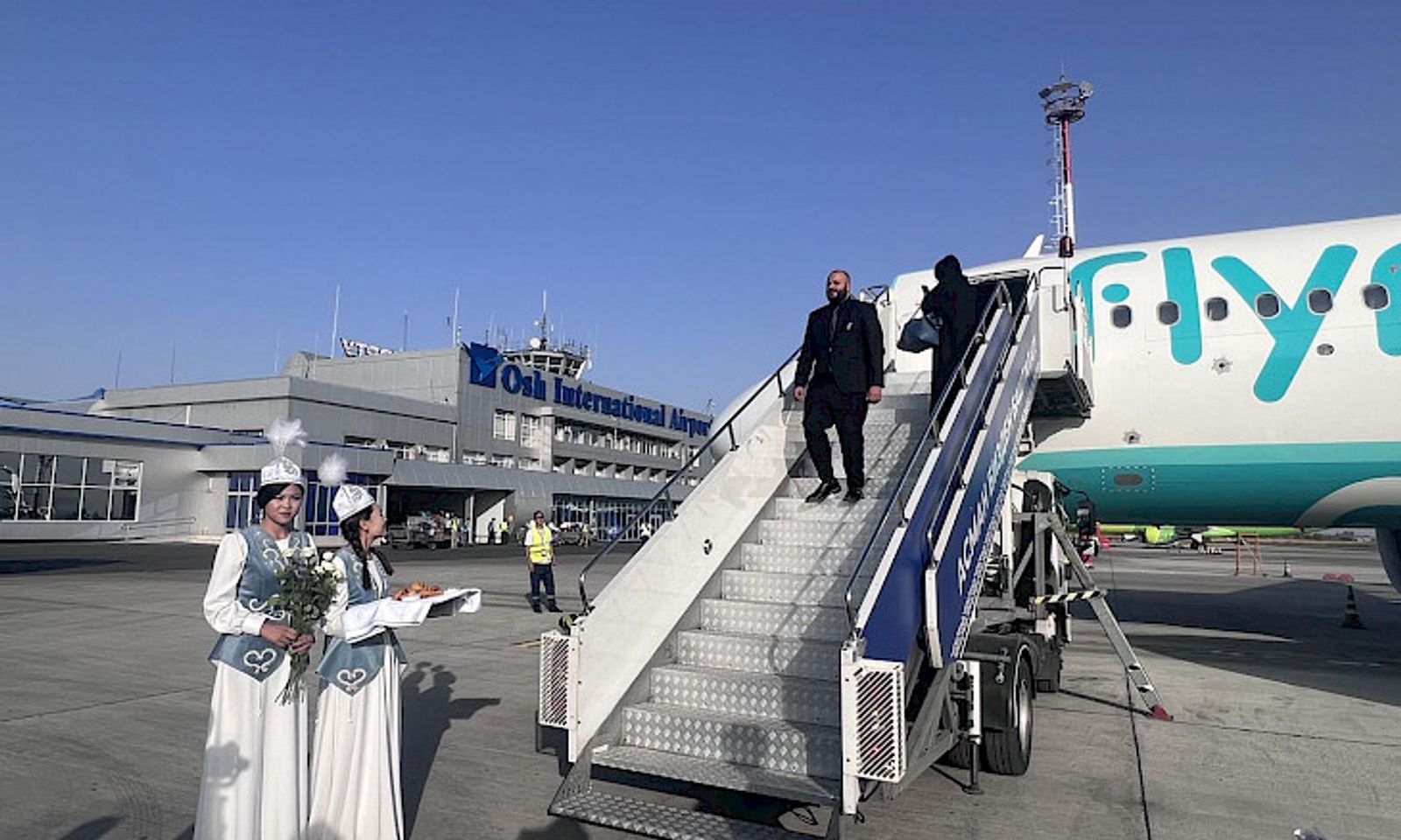 «Ош» эл аралык аэропортунан Жиддадан биринчи каттамды тосуп алышты