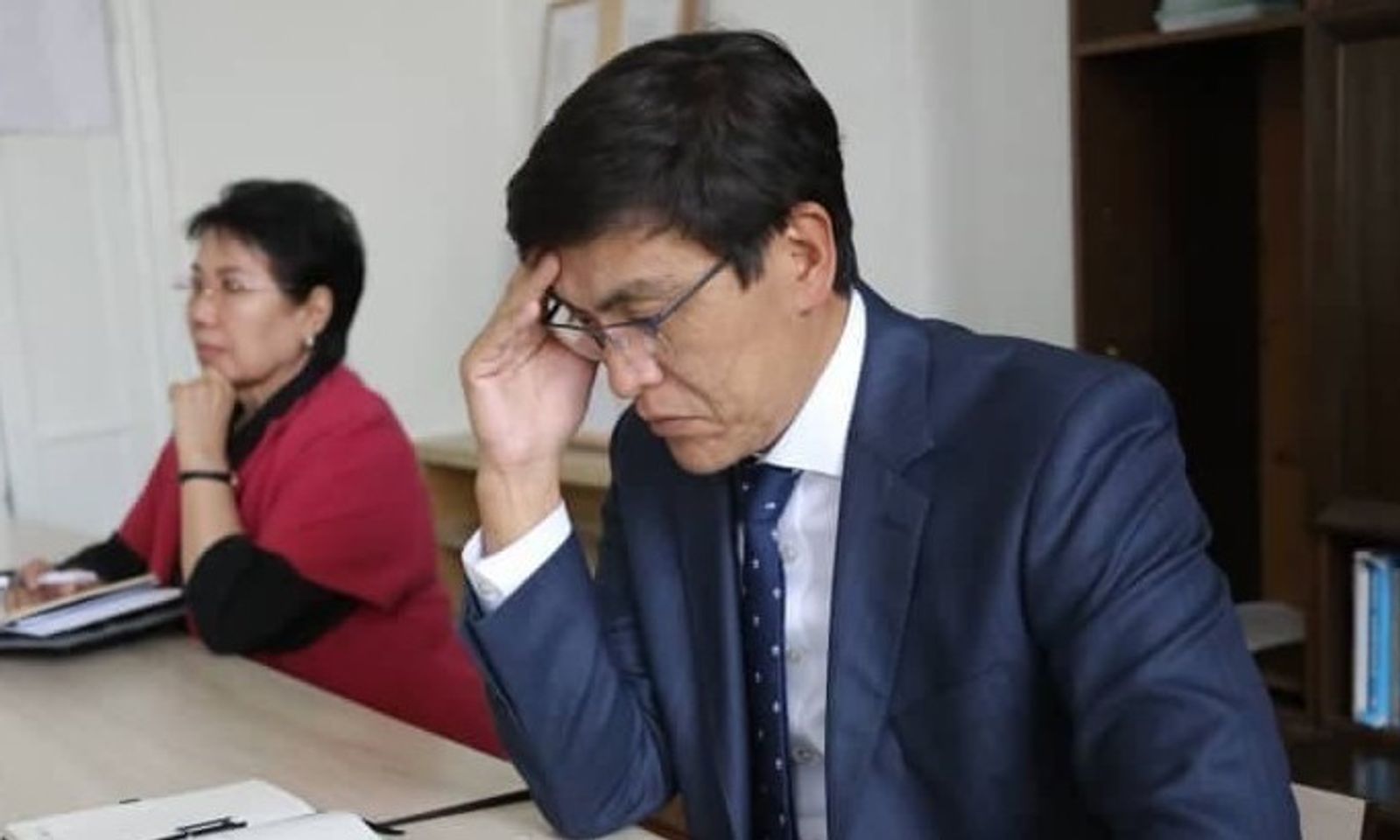 Биз жол бербейбиз! Депутаттар Байсаловдун кетишин талап кылышты