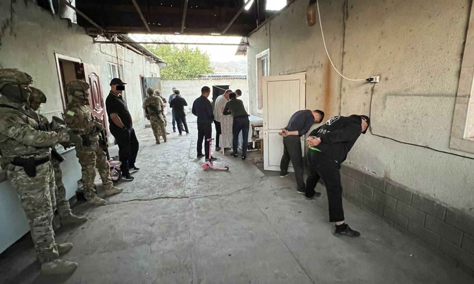 Ишкерден 2500 доллар опузалаган. Камчы Көлбаевдин кылмыштуу тобунун 2 мүчөсү кармалды