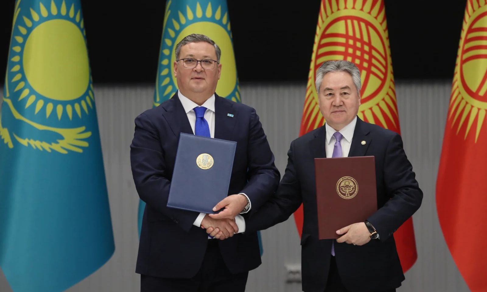 Кыргызстан менен Казакстандын ТИМ башчылары Чолпон-Атада жолугушту