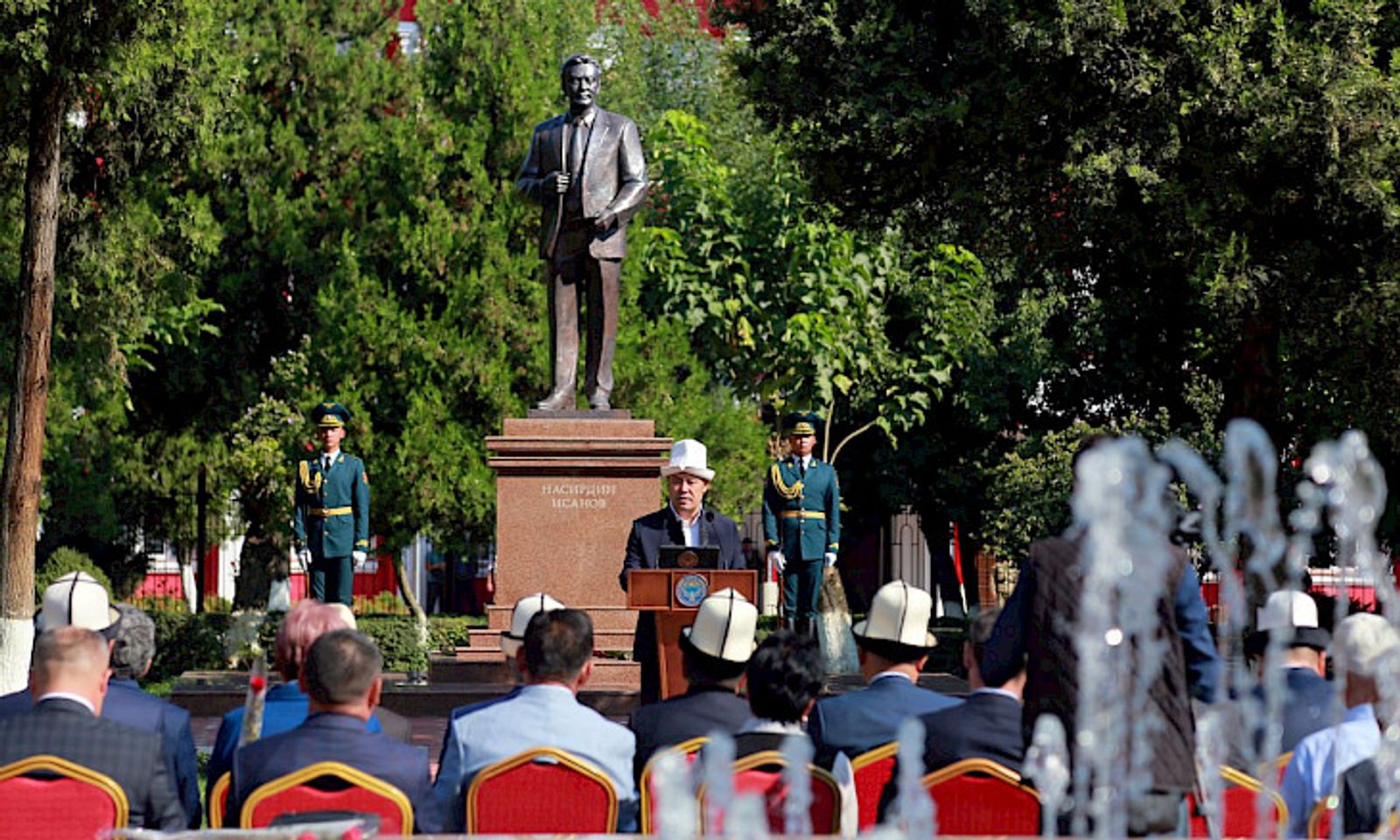 Президент көрүнүктүү мамлекеттик жана саясий ишмер Насирдин Исановдун айкелин ачты