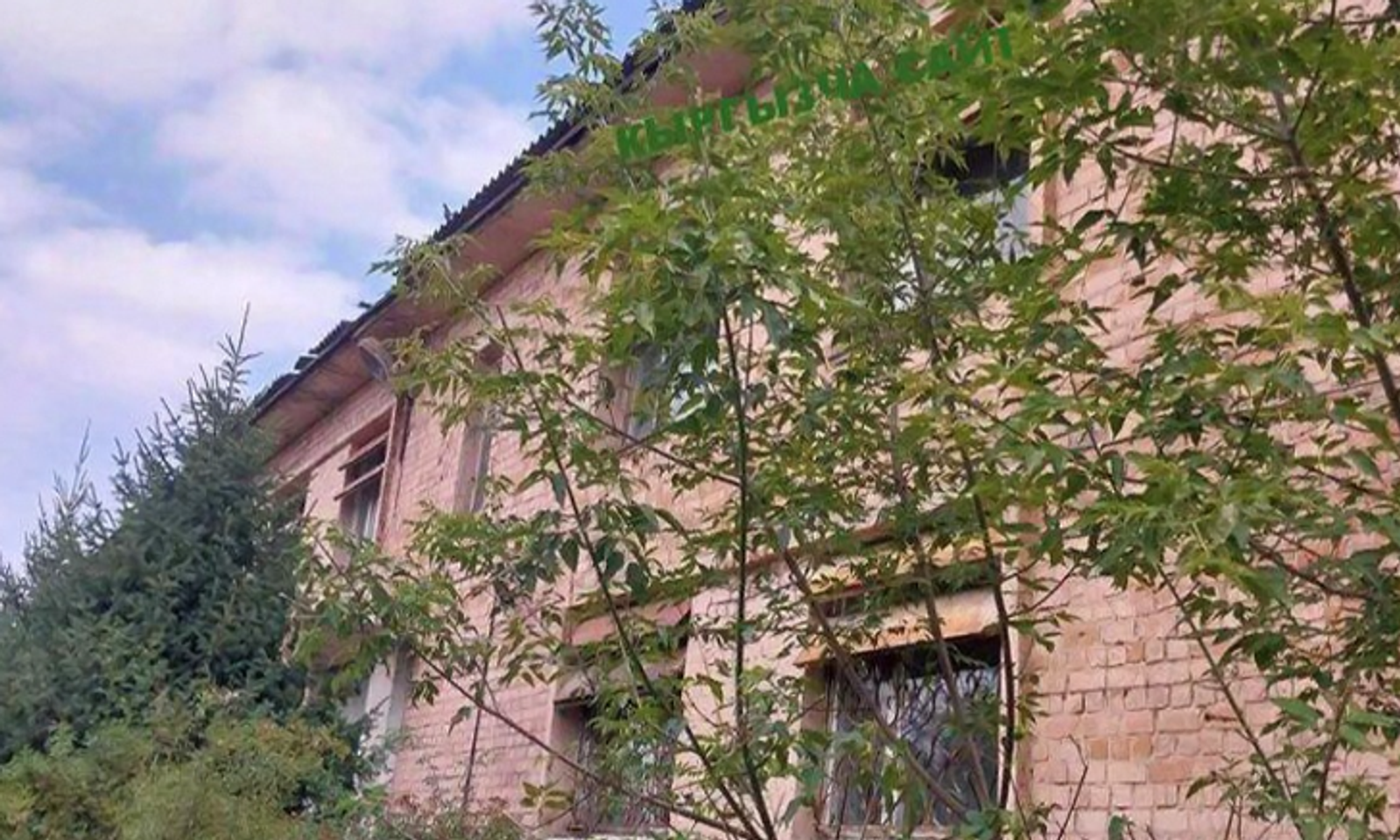 Ысык-Аталык тургун эки кабаттуу имаратты мамлекетке өткөрүп берди