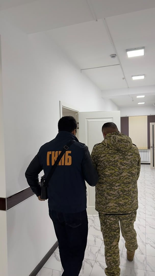 Баткенде аскер комиссариатынын кызматкери акча талап кылууга шектелип кармалды