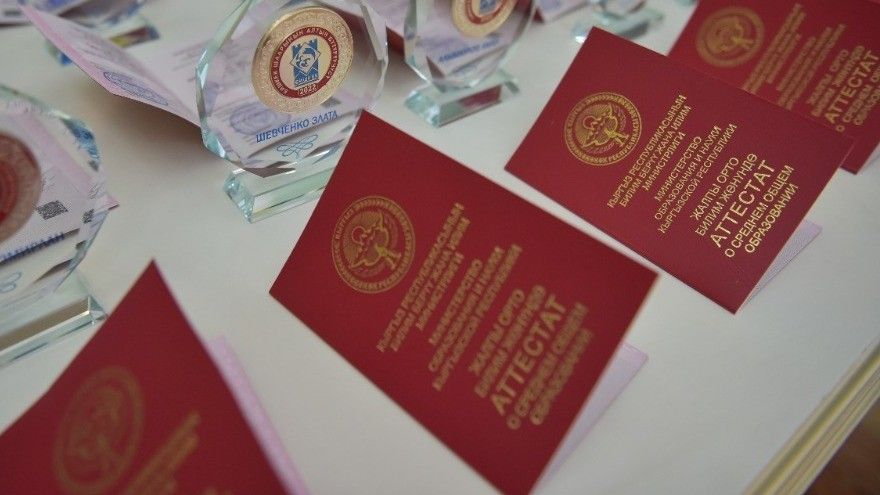 Мектеп бүтүрүүчүлөрүнө күбөлүк жана аттестаттар 30-июнда берилет