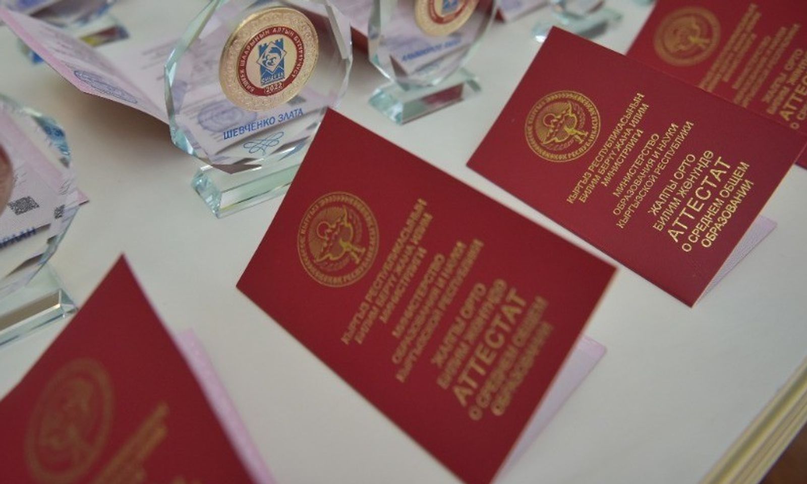 Мектеп бүтүрүүчүлөрүнө күбөлүк жана аттестаттар 30-июнда берилет