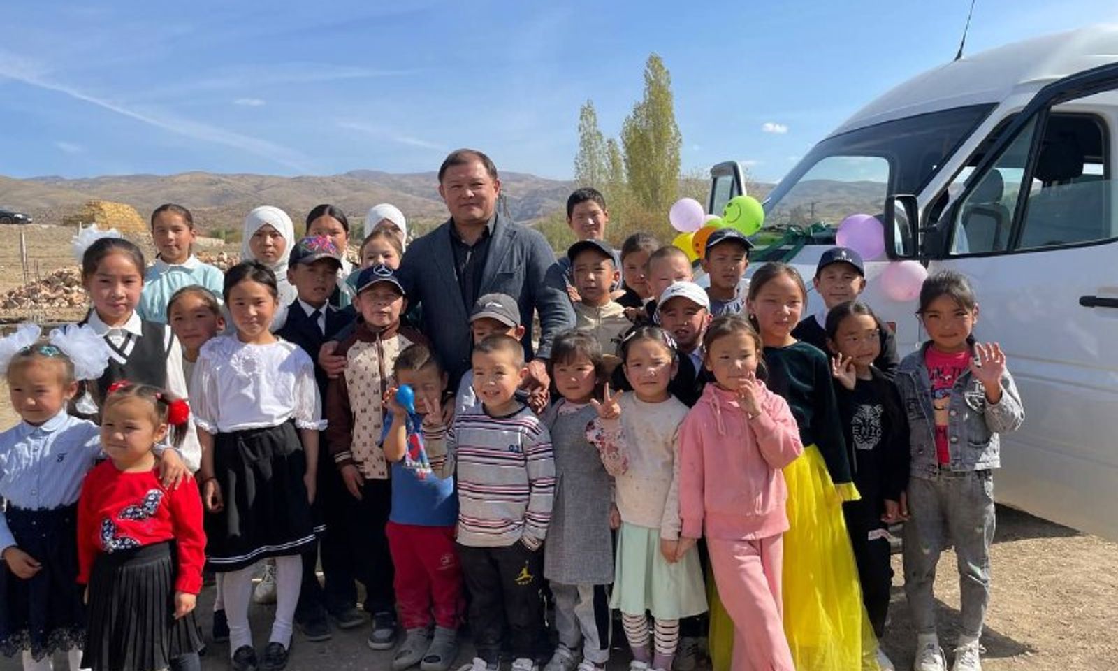 «Ак эмгегим элиме». Дастан Жумабеков «Сөгөт» айылындагы мектепке «Mercedes-Benz Sprinter» авто унаа белек кылды