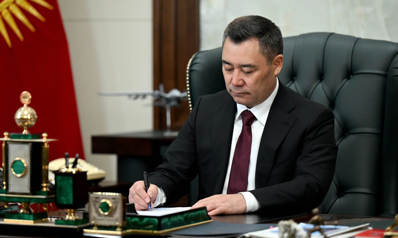 Садыр Жапаров ТИМге караштуу “Е-Дипломат”мамлекеттик мекемесин түзүү жөнүндө жарлыкка кол койду.