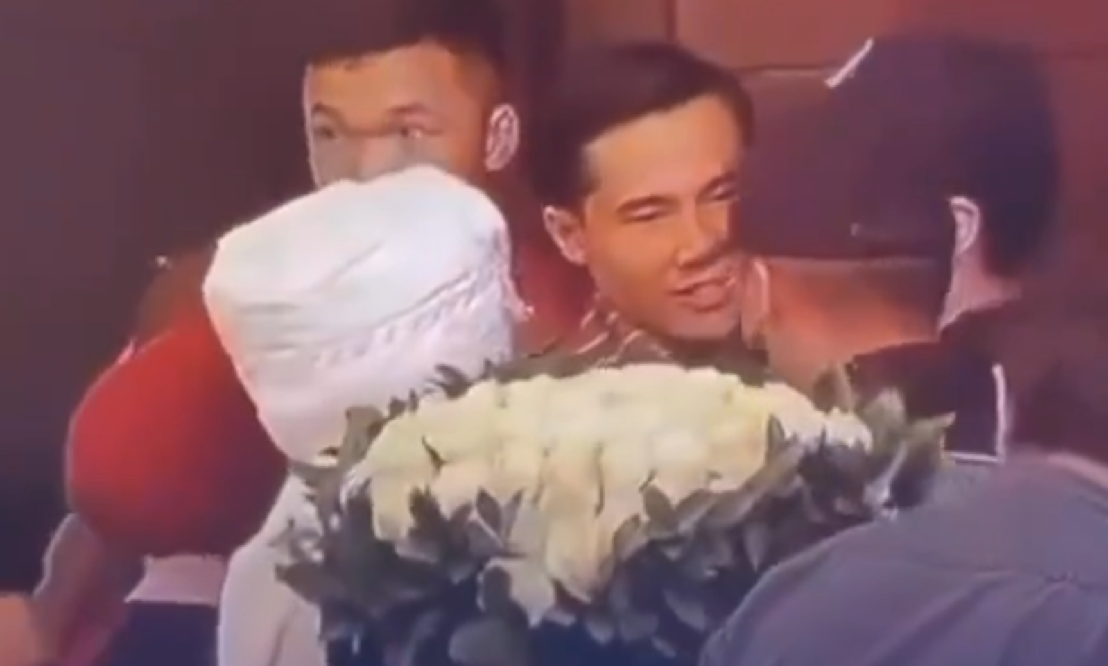 Ырчы Нурайымдын концертине апасы менен барган Биржан залдан чыгартылды