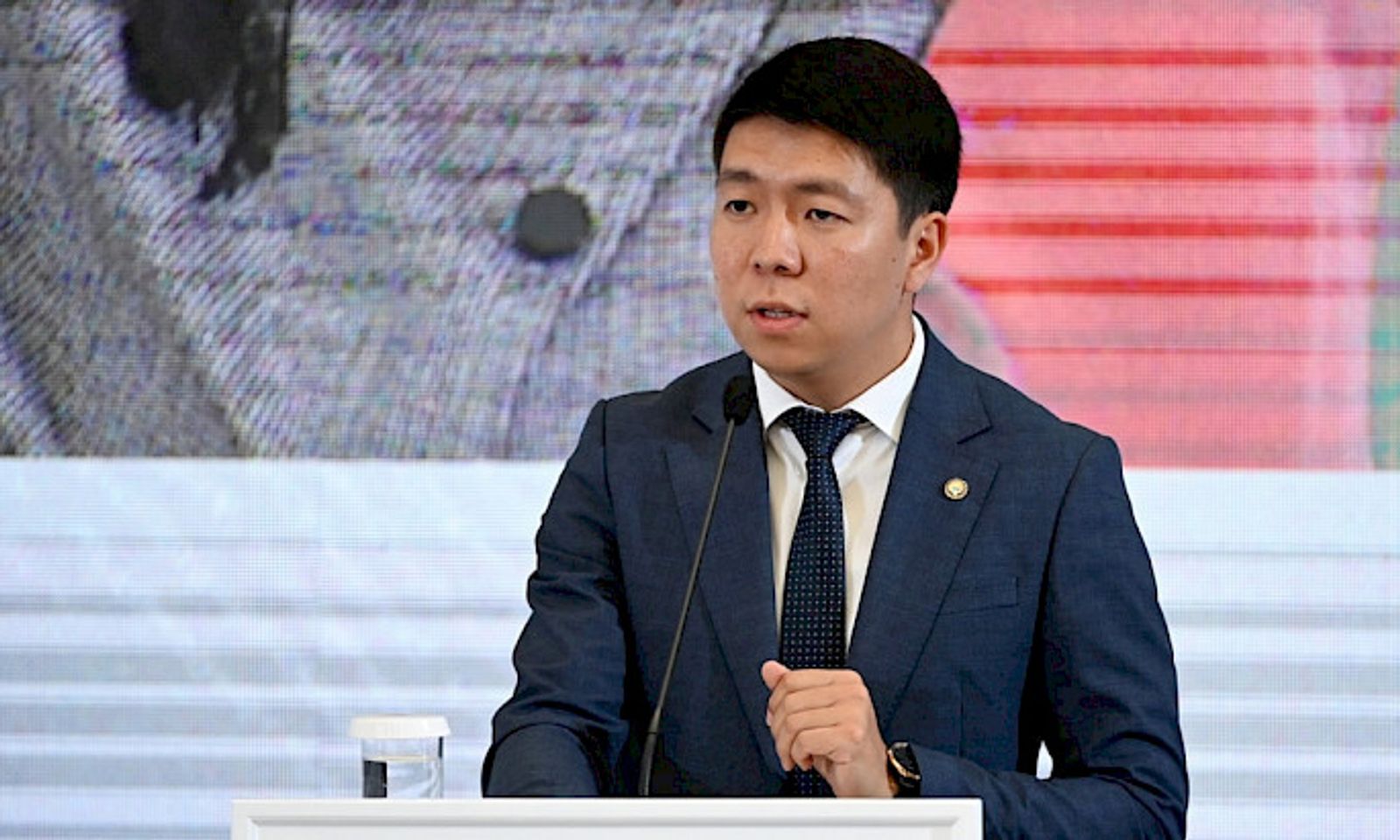 Султанбаев: Президент Кыргызстанда «кол тийбестер» жок экендигин эскертет