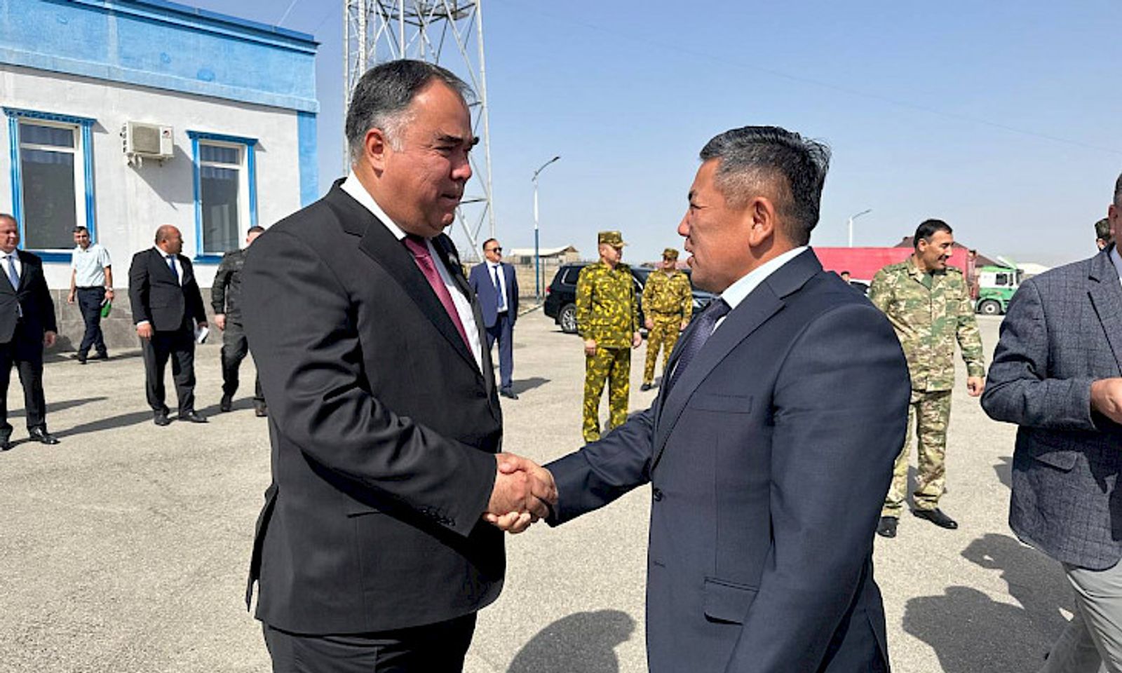 Чек арадагы тынчтыкты сактоо, чырга жол бербөө. Баткен жана Согди облусунун башчылары жолукту