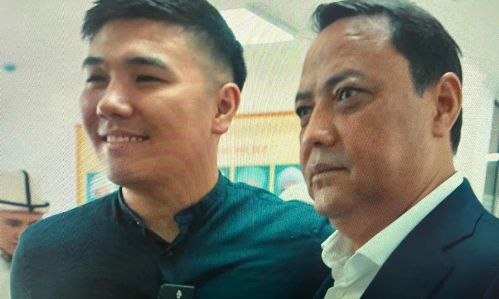 Омар Матраимов менен түшкөн сүрөтү боюнча: Коридордо өтүп баратканда сүрөткө тартып коёлу деди