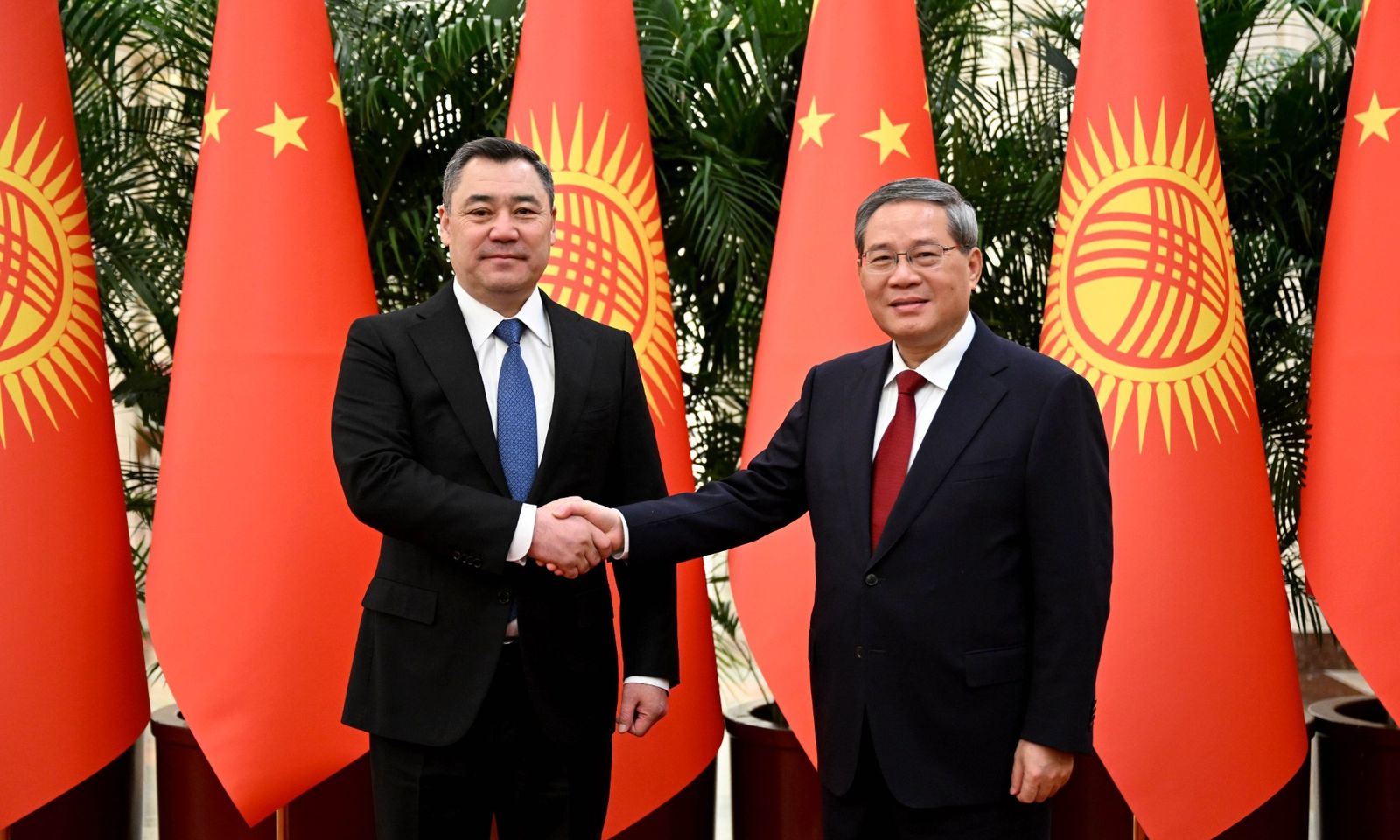 Садыр Жапаров Кытай Эл Республикасынын Мамлекеттик кеңешинин Премьери Ли Цян менен сүйлөшүүлөрдү өткөрдү