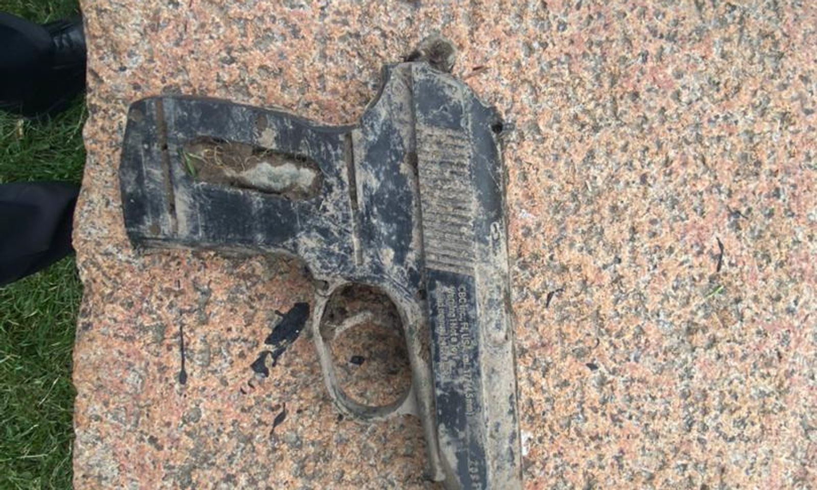 Филармониянын жанында чөптүн арасынан тапанча табылды