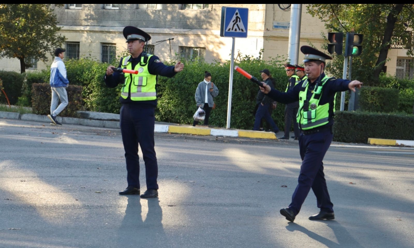 Жол кыймылынын коопсуздугун камсыздоо кызматкерлери күчөтүлгөн тартипте кызмат алып барууда