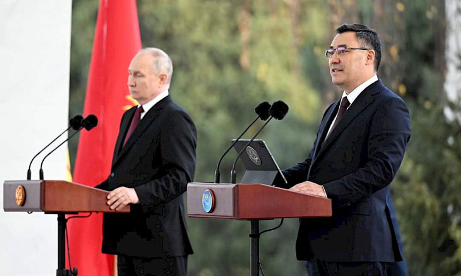 Садыр Жапаров Канттагы Россия авиабазасынын өздүк курамын 20 жылдыгы менен куттуктады