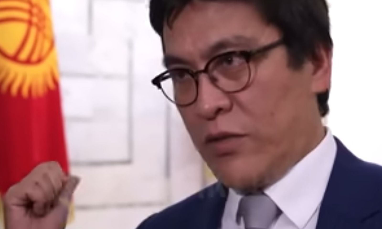 ВИДЕО-«Ал ким? Алардын каалаганы-хайп». Эдил Байсалов Жогорку Кеңешти цирк деп атады