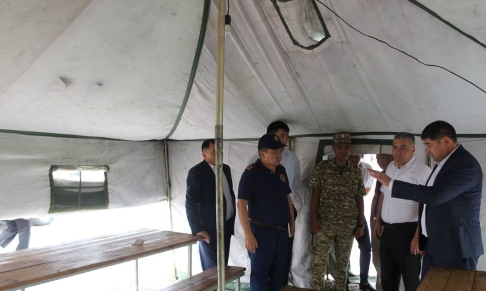 Кыргыз-казак чек арасында кезекте турган айдоочуларга чатырлар тигилди