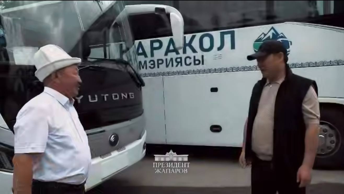   Садыр Жапаров Караколдо классташын көрүп, аны менен жылуу учурашты