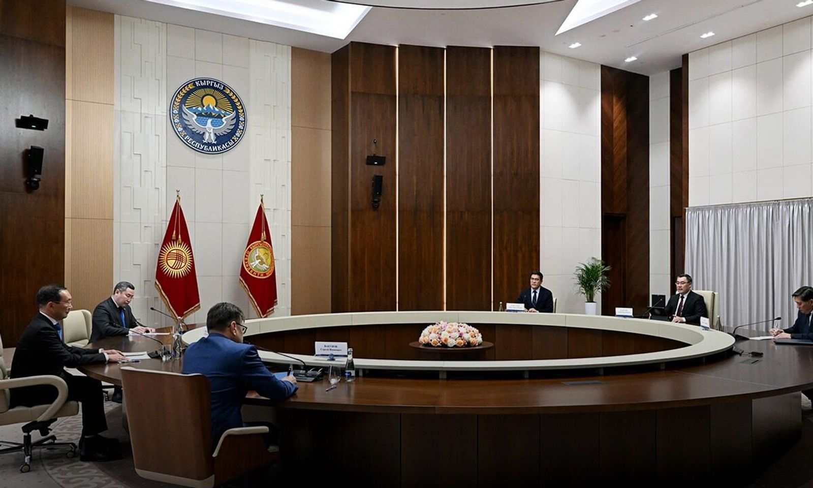 Кыргыз Республикасынын Президенти Садыр Жапаров бүгүн, 29-ноябрда, Ынтымак ордодо Саха (Якутия) Республикасынын Башчысы Айсен Николаев менен жолугушту